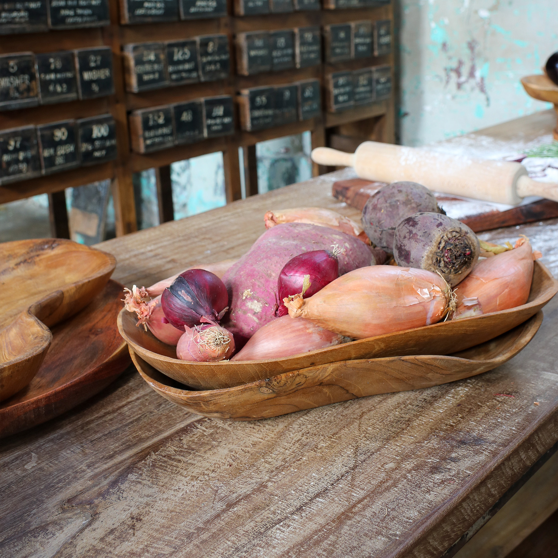 Natuurlijk gevormde teakhouten schaal