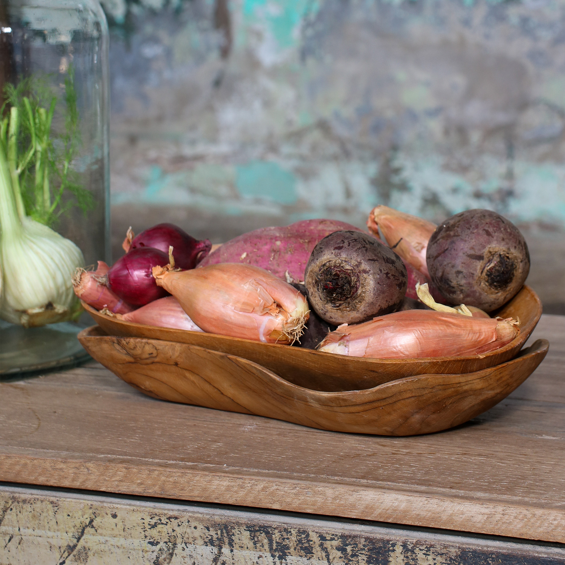 Natuurlijk gevormde teakhouten schaal