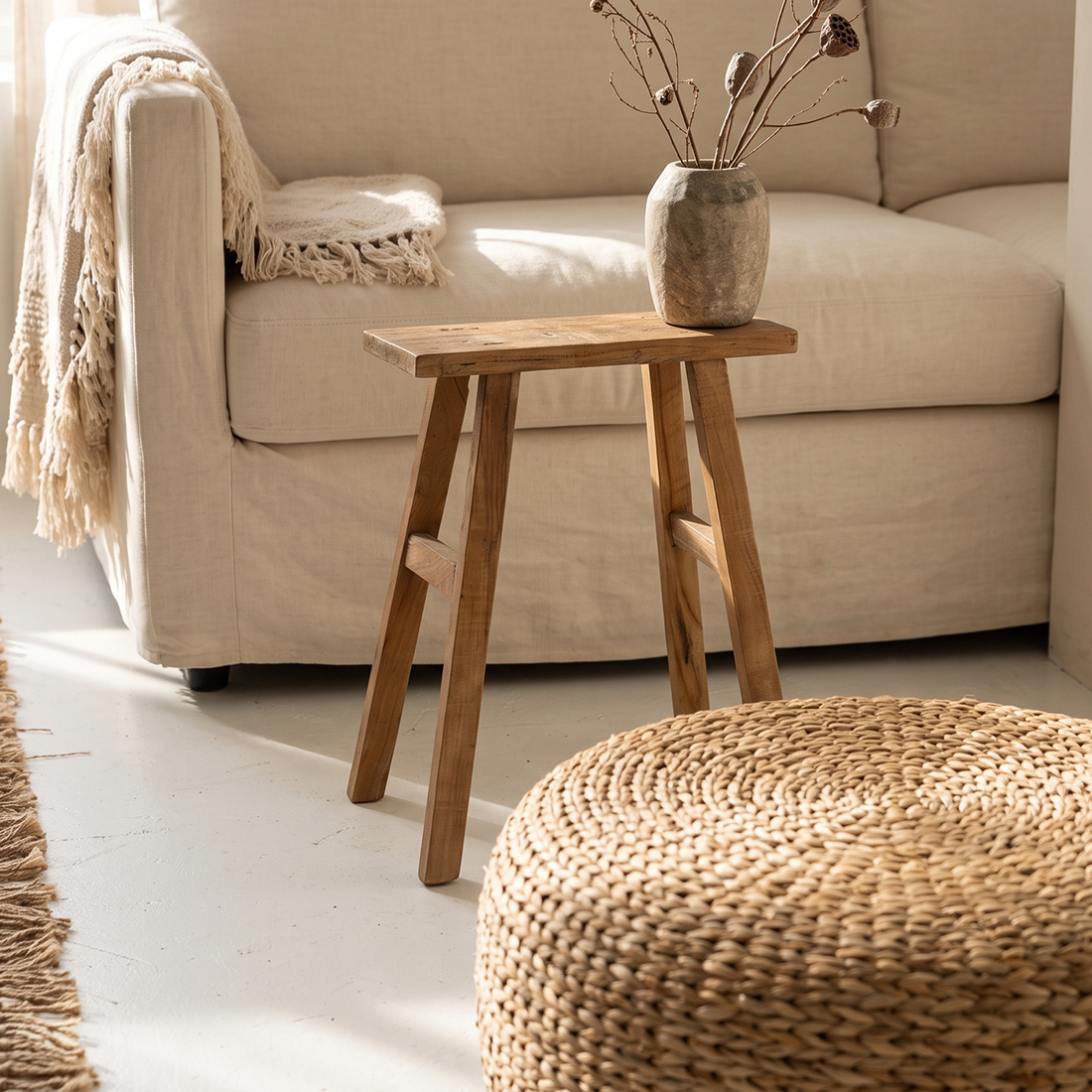 Carpenter teak bankje van gerecycled hout met originele zitting en hergebruikte poten.