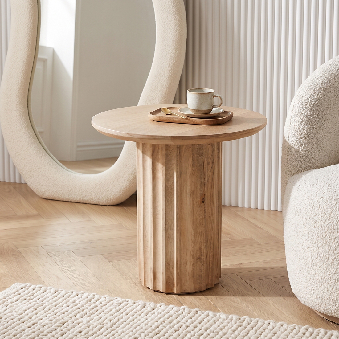 Bullnose mangohouten bijzettafel naturel met rond blad en geribbelde centrale poot.